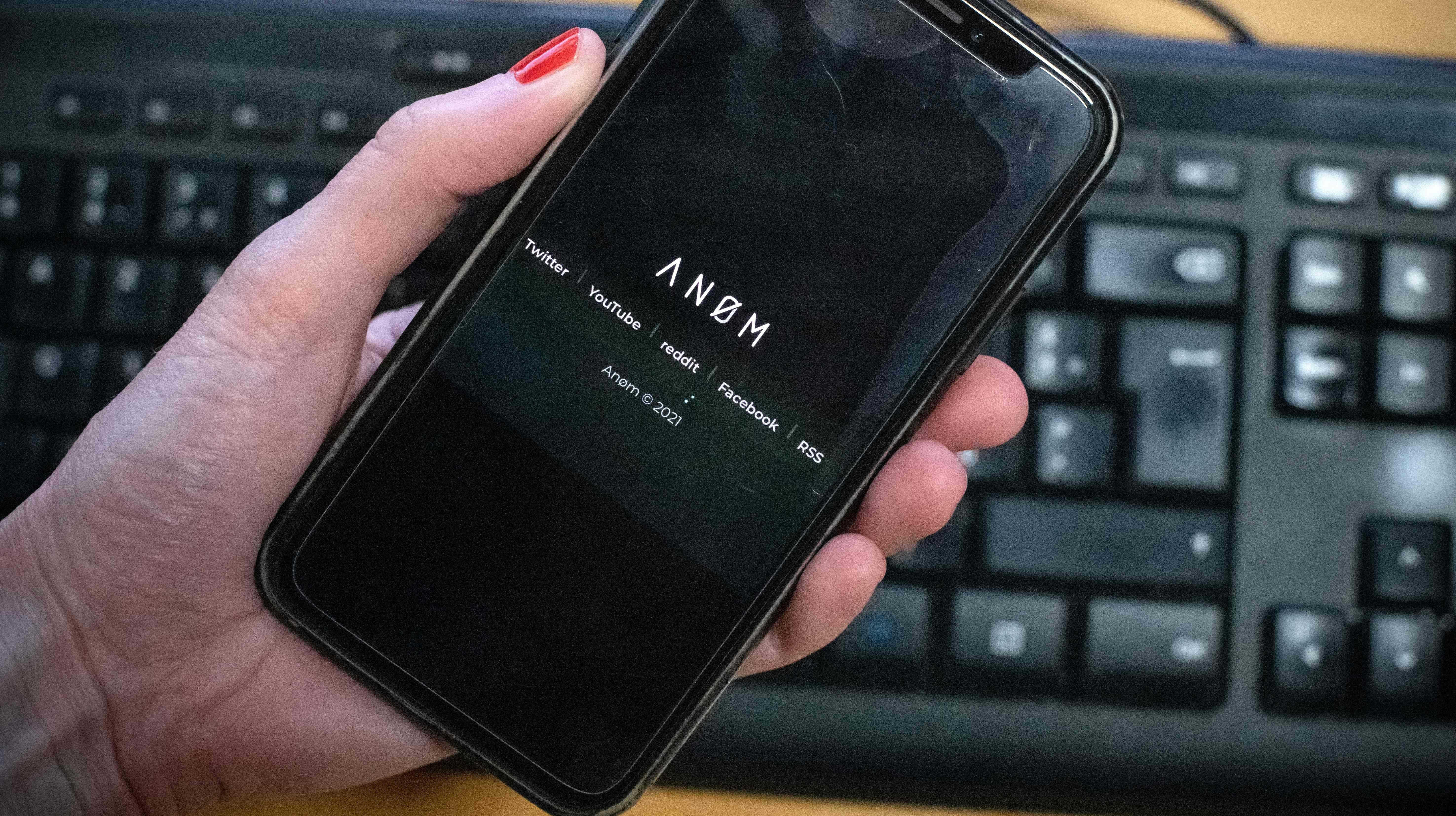 Bild för artikel med titeln FBI: s falska krypterade Honeypot-telefoner dyker upp online